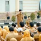 Wakil Bupati Solsel, H. Yulian Efli memimpin apel gabungan ASN di lingkungan Pemkab Solsel, Senin (13/4/2026). (Foto: Humas Pemkab Solsel)