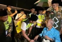 Wakil Gubernur Sumbar Vasco Ruseimy melepas keberangkatan jemaah haji kloter pertama Embarkasi Padang di BIM, Jumat (24/4/2026) dini hari. (Foto: Kemenhaj Sumbar)