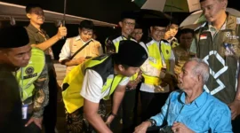 Wakil Gubernur Sumbar Vasco Ruseimy melepas keberangkatan jemaah haji kloter pertama Embarkasi Padang di BIM, Jumat (24/4/2026) dini hari. (Foto: Kemenhaj Sumbar)