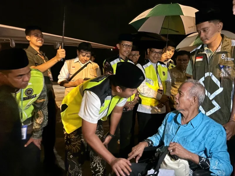 Wakil Gubernur Sumbar Vasco Ruseimy melepas keberangkatan jemaah haji kloter pertama Embarkasi Padang di BIM, Jumat (24/4/2026) dini hari. (Foto: Kemenhaj Sumbar)