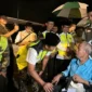 Wakil Gubernur Sumbar Vasco Ruseimy melepas keberangkatan jemaah haji kloter pertama Embarkasi Padang di BIM, Jumat (24/4/2026) dini hari. (Foto: Kemenhaj Sumbar)