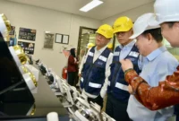 Wakil Menteri ESDM Yuliot saat kunjungan ke salah satu industri manufaktur peralatan listrik dan pencahayaan di Tangerang. (Foto: Kementerian ESDM)