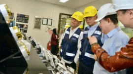 Wakil Menteri ESDM Yuliot saat kunjungan ke salah satu industri manufaktur peralatan listrik dan pencahayaan di Tangerang. (Foto: Kementerian ESDM)