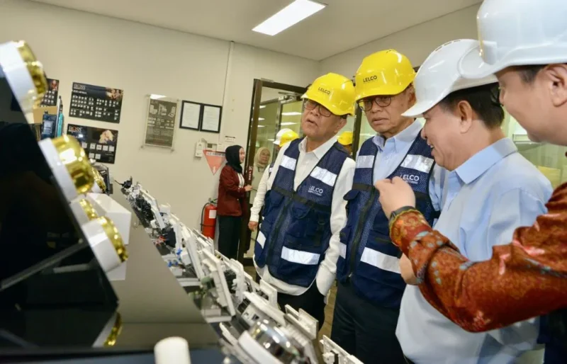 Wakil Menteri ESDM Yuliot saat kunjungan ke salah satu industri manufaktur peralatan listrik dan pencahayaan di Tangerang. (Foto: Kementerian ESDM)