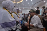 Wakil Menteri Haji dan Umrah RI, Dahnil Anzar Simanjuntak saat melepas kloter pertama Embarkasi Jakarta-Banten (JKB-01) di Asrama Haji Cipondoh, Tangerang, Banten, Selasa (21/4/2026) malam. (Foto: Kemenhaj)