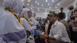 Wakil Menteri Haji dan Umrah RI, Dahnil Anzar Simanjuntak saat melepas kloter pertama Embarkasi Jakarta-Banten (JKB-01) di Asrama Haji Cipondoh, Tangerang, Banten, Selasa (21/4/2026) malam. (Foto: Kemenhaj)