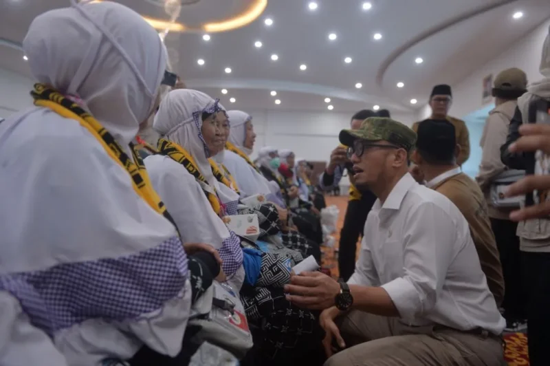 Wakil Menteri Haji dan Umrah RI, Dahnil Anzar Simanjuntak saat melepas kloter pertama Embarkasi Jakarta-Banten (JKB-01) di Asrama Haji Cipondoh, Tangerang, Banten, Selasa (21/4/2026) malam. (Foto: Kemenhaj)