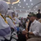 Wakil Menteri Haji dan Umrah RI, Dahnil Anzar Simanjuntak saat melepas kloter pertama Embarkasi Jakarta-Banten (JKB-01) di Asrama Haji Cipondoh, Tangerang, Banten, Selasa (21/4/2026) malam. (Foto: Kemenhaj)