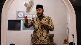 Wali Kota Padang, Fadly Amran menghadiri Halalbihalal 1447 Hijriah di Masjid Muttaqin Parak Kaluek, Kelurahan Pisang, Kecamatan Pauh, Sabtu (4/4/2026). (Foto: Prokopim Padang)