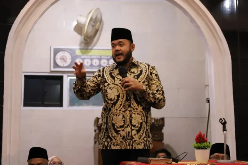 Wali Kota Padang, Fadly Amran menghadiri Halalbihalal 1447 Hijriah di Masjid Muttaqin Parak Kaluek, Kelurahan Pisang, Kecamatan Pauh, Sabtu (4/4/2026). (Foto: Prokopim Padang)