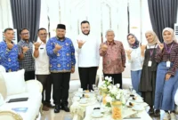 Wali Kota Padang, Fadly Amran menerima kunjungan Komisaris Utama Bank Mega Syariah, Mohammad Nuh di Kediaman Resmi Wali Kota, Jumat (17/4/2026). (Foto: Prokopim Padang)