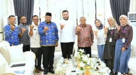 Wali Kota Padang, Fadly Amran menerima kunjungan Komisaris Utama Bank Mega Syariah, Mohammad Nuh di Kediaman Resmi Wali Kota, Jumat (17/4/2026). (Foto: Prokopim Padang)