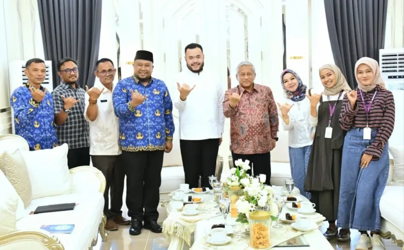 Wali Kota Padang, Fadly Amran menerima kunjungan Komisaris Utama Bank Mega Syariah, Mohammad Nuh di Kediaman Resmi Wali Kota, Jumat (17/4/2026). (Foto: Prokopim Padang)