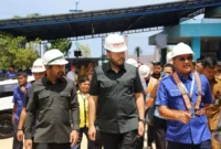Wali Kota Padang Fadly Amran mendampingi Anggota DPR RI Zigo Rolanda meninjau rencana pengembangan SPAM Taban 3 di IPA Palukahan, Senin (27/4/2026). (Foto: Prokopim Padang)
