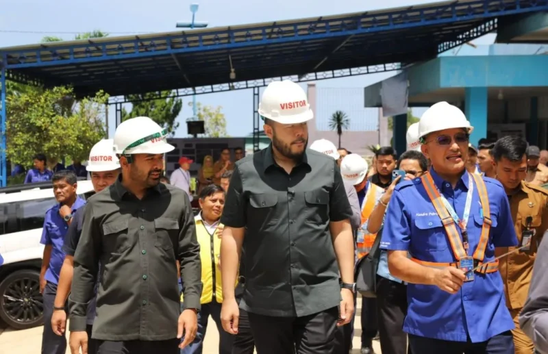 Wali Kota Padang Fadly Amran mendampingi Anggota DPR RI Zigo Rolanda meninjau rencana pengembangan SPAM Taban 3 di IPA Palukahan, Senin (27/4/2026). (Foto: Prokopim Padang)