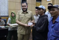 Wali Kota Padang Fadly Amran menyalurkan bantuan stimulan perbaikan rumah bagi masyarakat terdampak bencana hidrometeorologi di Kota Padang, Selasa (28/4/2026). (Foto: Prokopim Padang)