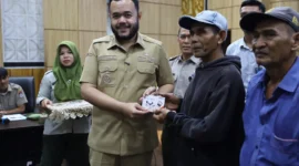 Wali Kota Padang Fadly Amran menyalurkan bantuan stimulan perbaikan rumah bagi masyarakat terdampak bencana hidrometeorologi di Kota Padang, Selasa (28/4/2026). (Foto: Prokopim Padang)