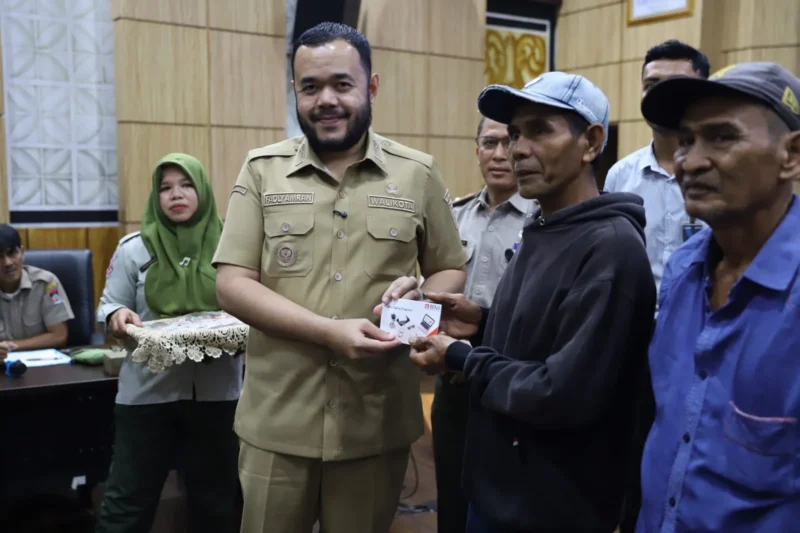 Wali Kota Padang Fadly Amran menyalurkan bantuan stimulan perbaikan rumah bagi masyarakat terdampak bencana hidrometeorologi di Kota Padang, Selasa (28/4/2026). (Foto: Prokopim Padang)
