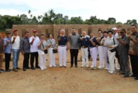 Wali Kota Padang, Fadly Amran bersama perwakilan Buddha Tzu Chi, Ko Awi meninjau pembangunan hunian tetap (huntap) di kawasan Air Dingin di Kelurahan Balai Gadang, Kecamatan Koto Tangah, Kamis (16/4/2026). (Foto: Prokopim Padang)