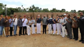 Wali Kota Padang, Fadly Amran bersama perwakilan Buddha Tzu Chi, Ko Awi meninjau pembangunan hunian tetap (huntap) di kawasan Air Dingin di Kelurahan Balai Gadang, Kecamatan Koto Tangah, Kamis (16/4/2026). (Foto: Prokopim Padang)