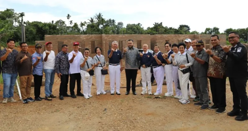 Wali Kota Padang, Fadly Amran bersama perwakilan Buddha Tzu Chi, Ko Awi meninjau pembangunan hunian tetap (huntap) di kawasan Air Dingin di Kelurahan Balai Gadang, Kecamatan Koto Tangah, Kamis (16/4/2026). (Foto: Prokopim Padang)