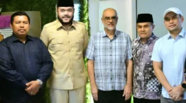 Wali Kota Padang, Fadly Amran menyambut kedatangan filantropis internasional sekaligus pengusaha asal Dubai, UEA, Syekh Mohammad MT Al Khoory di Rumah Makan Lamun Ombak, Padang, Senin (6/4/2026). (Foto: Prokopim Padang)