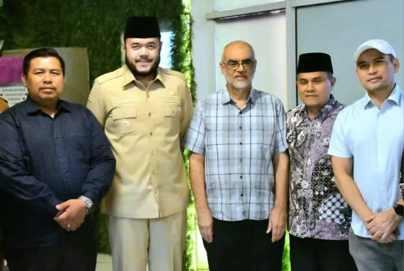 Wali Kota Padang, Fadly Amran menyambut kedatangan filantropis internasional sekaligus pengusaha asal Dubai, UEA, Syekh Mohammad MT Al Khoory di Rumah Makan Lamun Ombak, Padang, Senin (6/4/2026). (Foto: Prokopim Padang)
