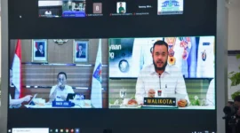 Wali Kota Padang Fadly Amran mengikuti Reboan bersama Kemendagri secara daring dari Gedung Putih Rumah Dinas Wali Kota Padang, Rabu (29/4/2026). (Foto: Prokopim Padang)