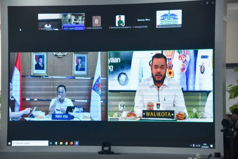 Wali Kota Padang Fadly Amran mengikuti Reboan bersama Kemendagri secara daring dari Gedung Putih Rumah Dinas Wali Kota Padang, Rabu (29/4/2026). (Foto: Prokopim Padang)