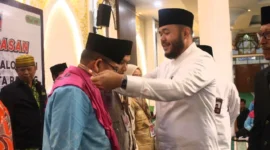 Wali Kota Padang Fadly Amran melepas 386 Jemaah Calon Haji Kloter 1 Kota Padang di Masjid Agung Nurul Iman, Kamis (23/4/2026). (Foto: Prokopim Padang)