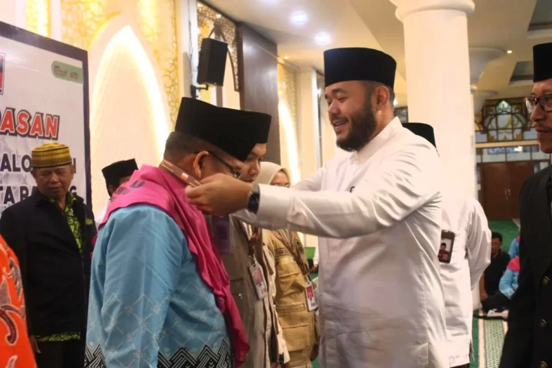Wali Kota Padang Fadly Amran melepas 386 Jemaah Calon Haji Kloter 1 Kota Padang di Masjid Agung Nurul Iman, Kamis (23/4/2026). (Foto: Prokopim Padang)