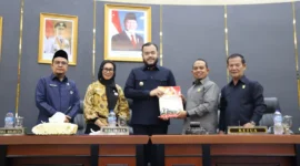 Wali Kota Padang Fadly Amran menghadiri Rapat Paripurna Penutupan Masa Sidang II sekaligus Pembukaan Masa Sidang III DPRD Padang di ruang sidang DPRD Padang, Kamis (30/4/2026). (Foto: Prokopim Padang)