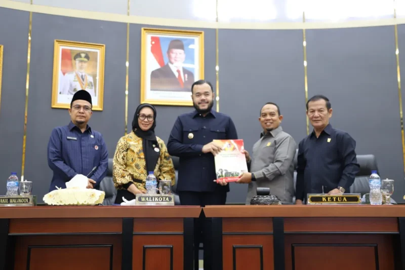 Wali Kota Padang Fadly Amran menghadiri Rapat Paripurna Penutupan Masa Sidang II sekaligus Pembukaan Masa Sidang III DPRD Padang di ruang sidang DPRD Padang, Kamis (30/4/2026). (Foto: Prokopim Padang)