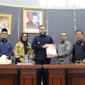 Wali Kota Padang Fadly Amran menghadiri Rapat Paripurna Penutupan Masa Sidang II sekaligus Pembukaan Masa Sidang III DPRD Padang di ruang sidang DPRD Padang, Kamis (30/4/2026). (Foto: Prokopim Padang)
