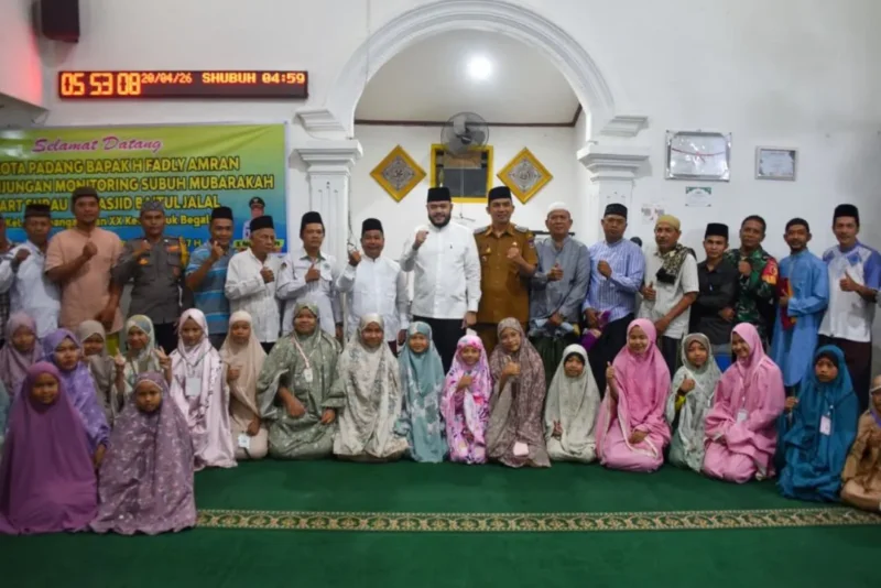 Wali Kota Padang Fadly Amran monitoring Program Subuh Mubarakah di Masjid Baitul Jalal, Kelurahan Pampangan Nan XX, Kecamatan Lubuk Begalung, Senin (20/4/2026). (Foto: Prokopim Padang)