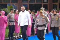 Wali Kota Padang Fadly Amran bersama Kapolresta Padang Kombes Pol Apri Wibowo menyambut kedatangan Kapolda Sumbar Irjen Pol Gatot Tri Suryanta, di Mako Polresta Padang, Rabu (22/4/2026). (Foto: Prokopim Padang)