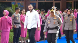 Wali Kota Padang Fadly Amran bersama Kapolresta Padang Kombes Pol Apri Wibowo menyambut kedatangan Kapolda Sumbar Irjen Pol Gatot Tri Suryanta, di Mako Polresta Padang, Rabu (22/4/2026). (Foto: Prokopim Padang)