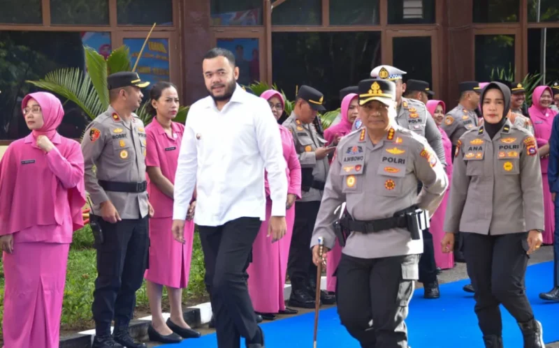 Wali Kota Padang Fadly Amran bersama Kapolresta Padang Kombes Pol Apri Wibowo menyambut kedatangan Kapolda Sumbar Irjen Pol Gatot Tri Suryanta, di Mako Polresta Padang, Rabu (22/4/2026). (Foto: Prokopim Padang)
