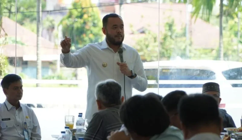 Wali Kota Padang, Fadly Amran bersilaturahmi sekaligus menyerap aspirasi KPP Padang di Rumah Makan Sederhana, Rabu (8/4/2026). (Foto: Prokopim Padang)