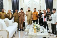 Wali Kota Padang Fadly Amran saat menerima audiensi jajaran panitia penyelenggara PIAGEX Hero 2026 di Kediaman Resmi Wali Kota, Selasa (28/4/2026). (Foto: Prokopim Padang)