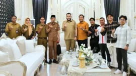 Wali Kota Padang Fadly Amran saat menerima audiensi jajaran panitia penyelenggara PIAGEX Hero 2026 di Kediaman Resmi Wali Kota, Selasa (28/4/2026). (Foto: Prokopim Padang)