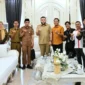 Wali Kota Padang Fadly Amran saat menerima audiensi jajaran panitia penyelenggara PIAGEX Hero 2026 di Kediaman Resmi Wali Kota, Selasa (28/4/2026). (Foto: Prokopim Padang)