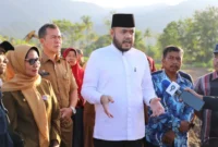 Wali Kota Fadly Amran meninjau pengerjaan bantuan rehabilitasi lahan persawahan yang terdampak bencana banjir di kawasan Gunung Sarik, Kecamatan Kuranji, Senin (20/4/2026). (Foto: Prokopim Padang)