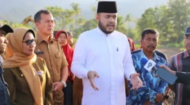 Wali Kota Fadly Amran meninjau pengerjaan bantuan rehabilitasi lahan persawahan yang terdampak bencana banjir di kawasan Gunung Sarik, Kecamatan Kuranji, Senin (20/4/2026). (Foto: Prokopim Padang)