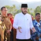 Wali Kota Fadly Amran meninjau pengerjaan bantuan rehabilitasi lahan persawahan yang terdampak bencana banjir di kawasan Gunung Sarik, Kecamatan Kuranji, Senin (20/4/2026). (Foto: Prokopim Padang)