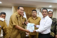 Wali Kota Pariaman, Yota Balad menyerahkan proposal pengembangan sektor pertanian dan peternakan kepada Menteri Pertanian RI, Andi Amran Sulaiman, saat kunjungan di BIM, Selasa (14/4/2026). (Foto: Kominfo Pariaman)
