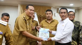 Wali Kota Pariaman, Yota Balad menyerahkan proposal pengembangan sektor pertanian dan peternakan kepada Menteri Pertanian RI, Andi Amran Sulaiman, saat kunjungan di BIM, Selasa (14/4/2026). (Foto: Kominfo Pariaman)
