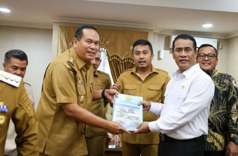Wali Kota Pariaman, Yota Balad menyerahkan proposal pengembangan sektor pertanian dan peternakan kepada Menteri Pertanian RI, Andi Amran Sulaiman, saat kunjungan di BIM, Selasa (14/4/2026). (Foto: Kominfo Pariaman)