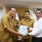 Wali Kota Pariaman, Yota Balad menyerahkan proposal pengembangan sektor pertanian dan peternakan kepada Menteri Pertanian RI, Andi Amran Sulaiman, saat kunjungan di BIM, Selasa (14/4/2026). (Foto: Kominfo Pariaman)