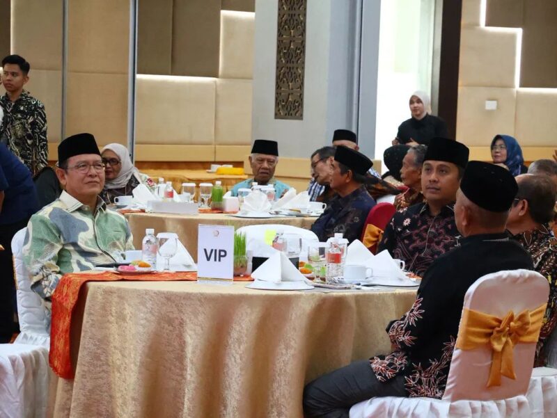 Wali Kota Payakumbuh, Zulmaeta menghadiri Halalbihalal organisasi Gonjong Limo Kota Padang di Ruang Convention Lantai 4 UNP Hotel, Kota Padang, Minggu (19/4/2025). (Foto: MC Payakumbuh)